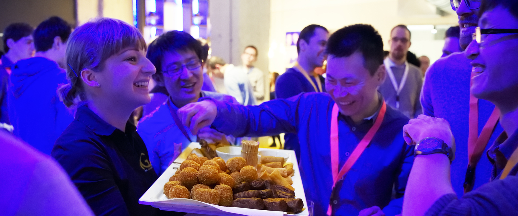 Chinese afgestudeerde studenten aan de bitterballen, tijdens een event van het Nederlandse ict-bedrijf ASML om kandidaten te interesseren voor een baan. | Foto: Bart van Overbeeke | Hollands Hoogte, 2017 