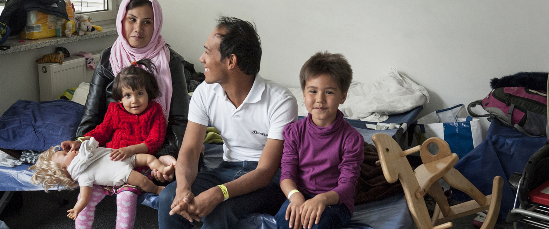 Afghaans vluchtelingengezin in een asielzoekerscentrum in Nederland. | Foto: Shutterstock, 2015 