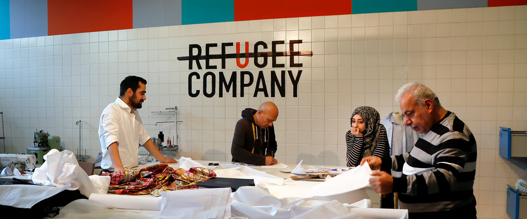 De voormalige Bijlmer Bajes in Amsterdam is nu een asielzoekerscentrum. Ook een organisatie als de Refugee Company is hier gevestigd, die asielzoekers onder meer leert kleding te maken. Foto: Kim van Dam | Nationale Beeldbank