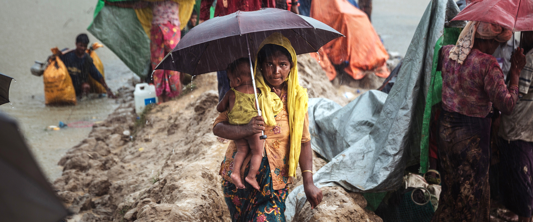 Rohingya-vluchtelingen bij een grenspost tussen Bangladesh en Myanmar. | Foto: Muse Mohammed | IOM, 2017 Rohingya-vluchtelingen bij een grenspost tussen Bangladesh en Myanmar. | Foto: Muse Mohammed | IOM, 2017