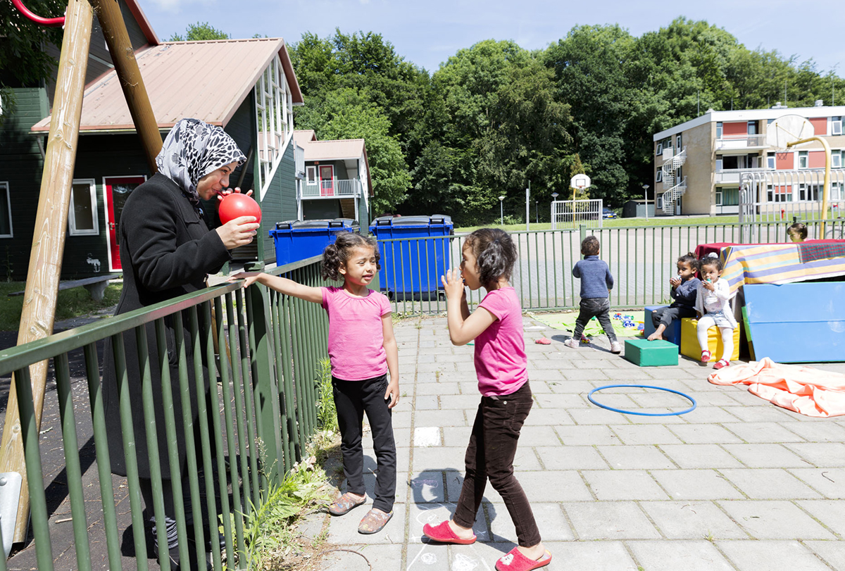Syrische moeder met kinderen, asielzoekerscentrum Bellingwoude. | Foto: Inge van Mill, 2017