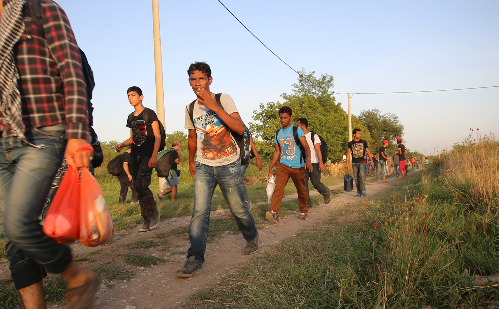 Jonge Syrische vluchtelingen bij de Servisch-Kroatische grens. | Foto: Francesco Malavolta | IOM, 2015