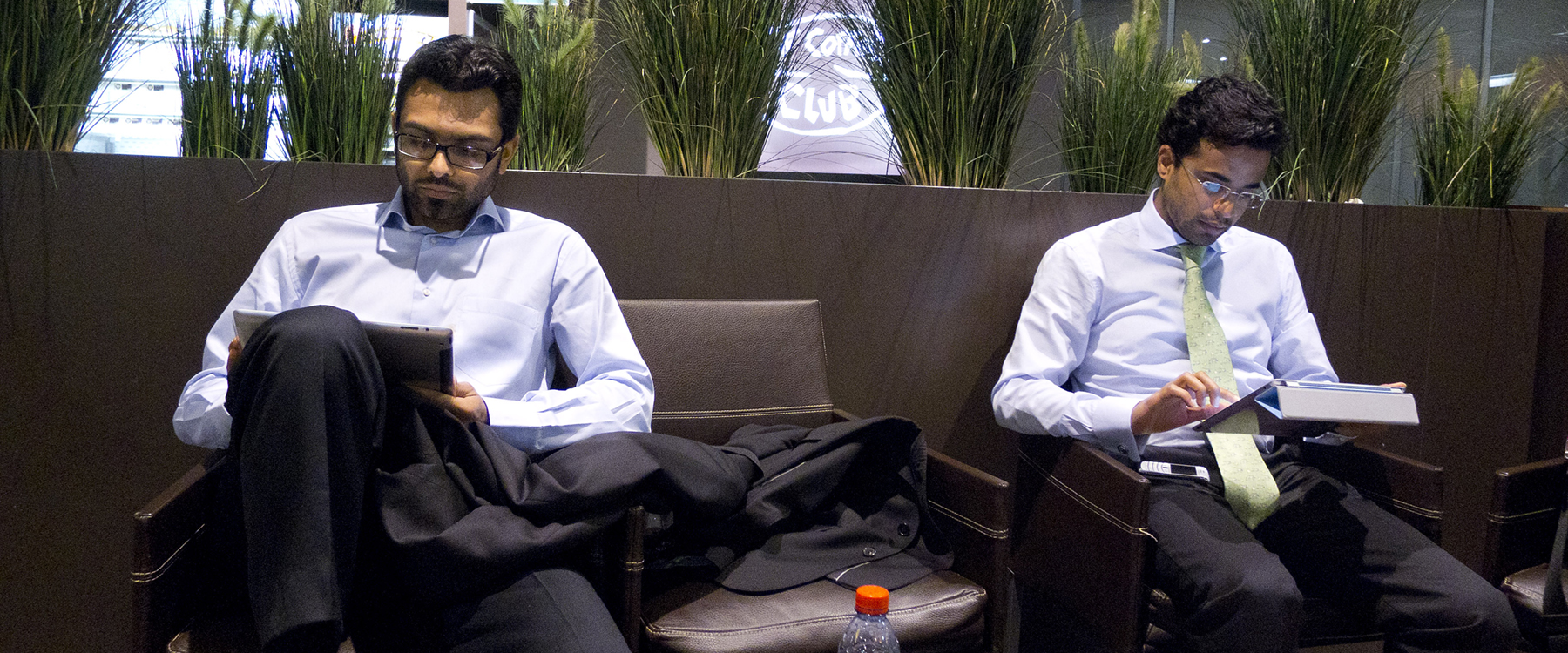 Indiase mannen  in een koffiebar aan het werk op hun iPad. | Foto: Mariette Carstens | Hollands Hoogte, 2011