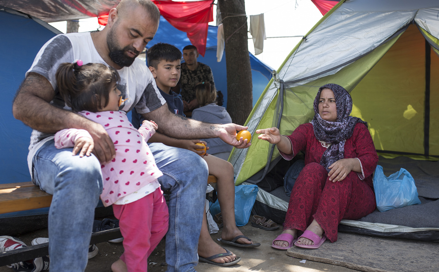 Koerdisch-Iraakse familie in een vluchtelingenkamp in Griekenland. | Foto: UNHCR/Socrates Baltagiannis 2018