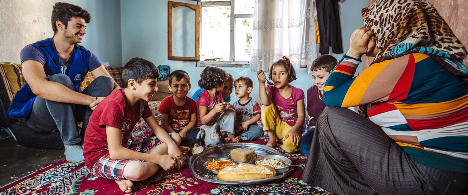 A Syrian refugee family enjoys the meal they have received from one of the soup kitchens in Gaziantep that IOM supports. Foto: IOM 2016