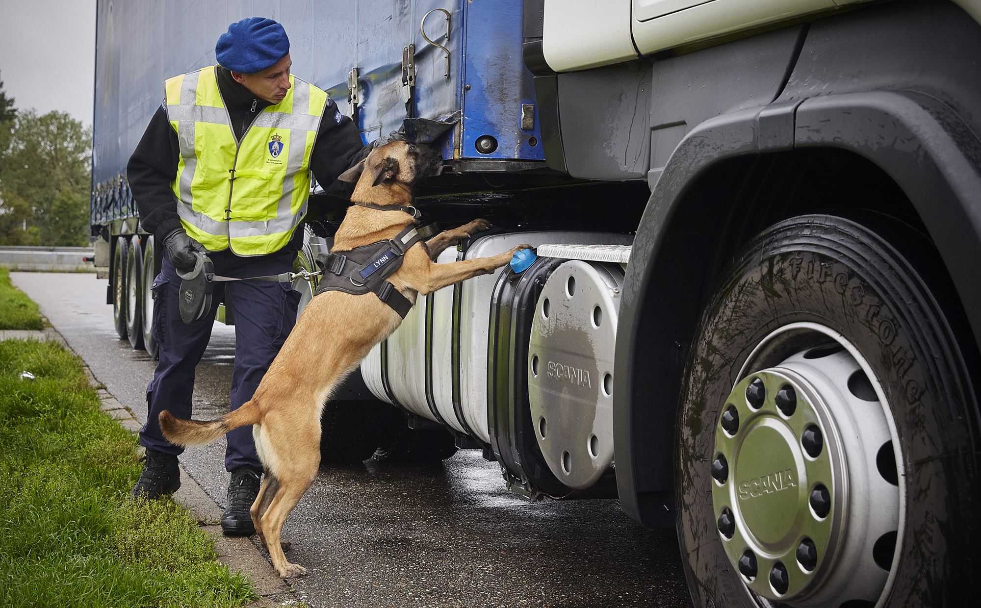 De Koninklijke Marechaussee controleert een vrachtwagen op een parkeerplaats, Eijsden. | Foto: Phil Nijhuis | Ministerie van Defensie, 2016