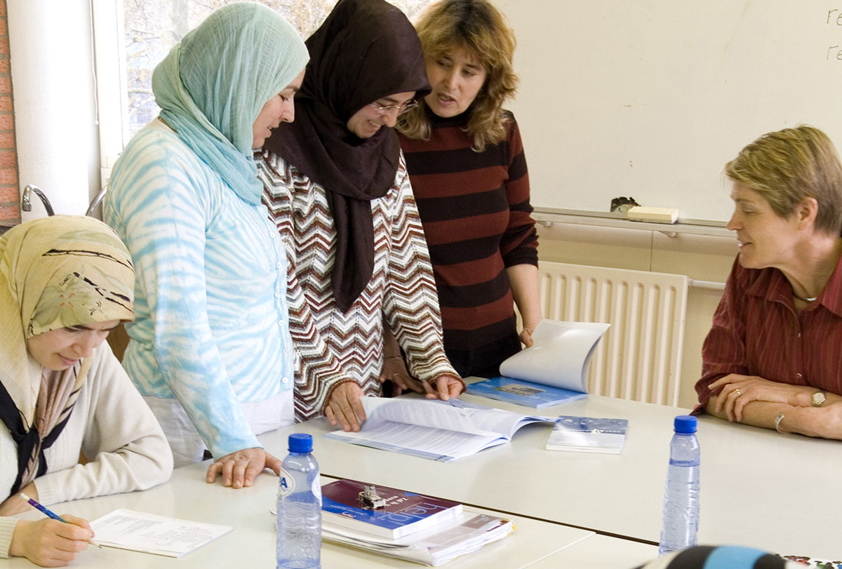 Vrouwen in Amsterdam volgen een inburgeringscursus. | Foto: Jansje Klazinga, 2006