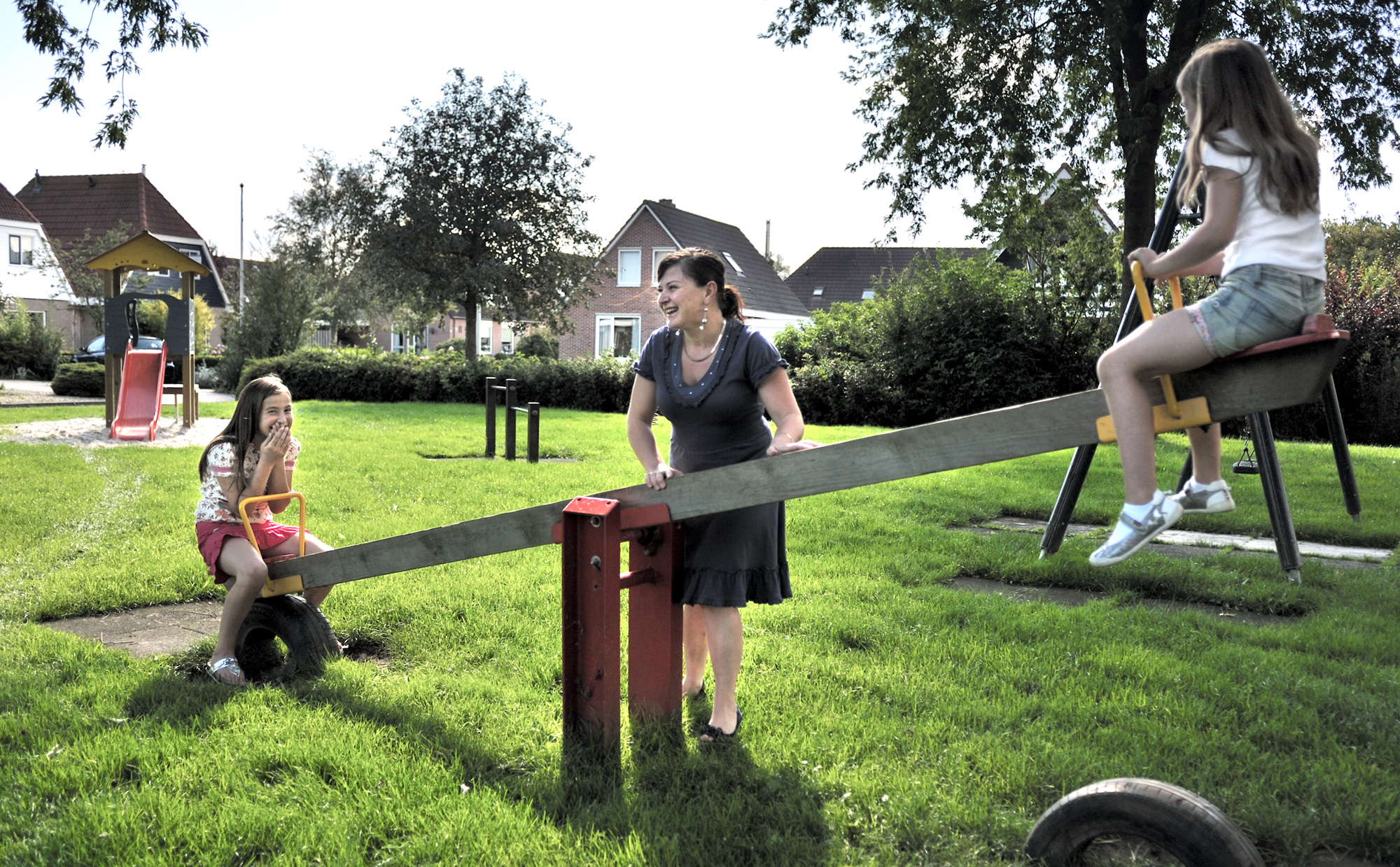 Asielzoekers uit Tsjetsjenië in het Friese dorp Woudsend | Foto: Joost van den Broek | Hollands Hoogte, 2011