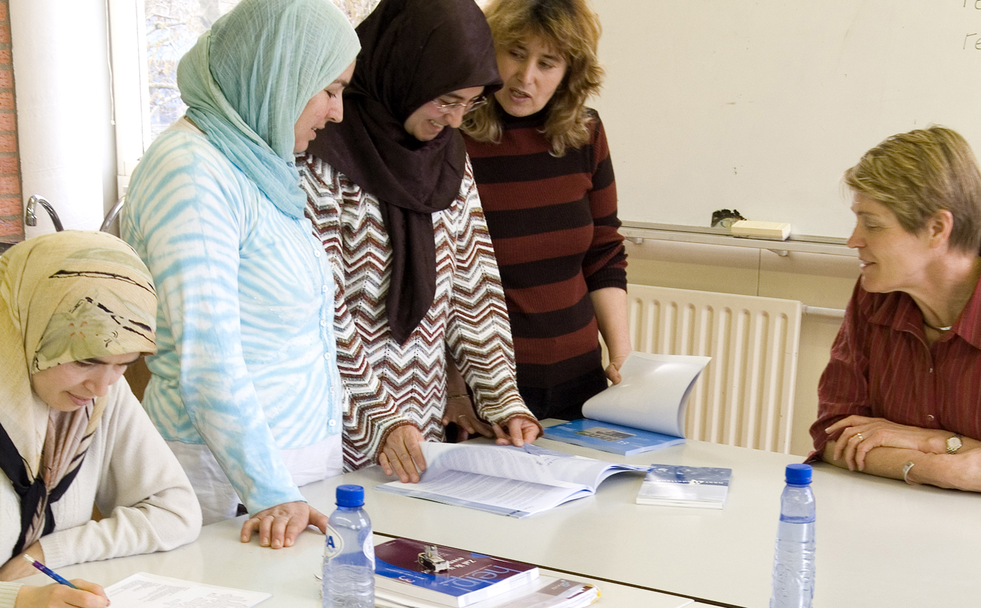 Vrouwen in Amsterdam volgen een inburgeringscursus. Foto: Jansje Klazinga, 2006