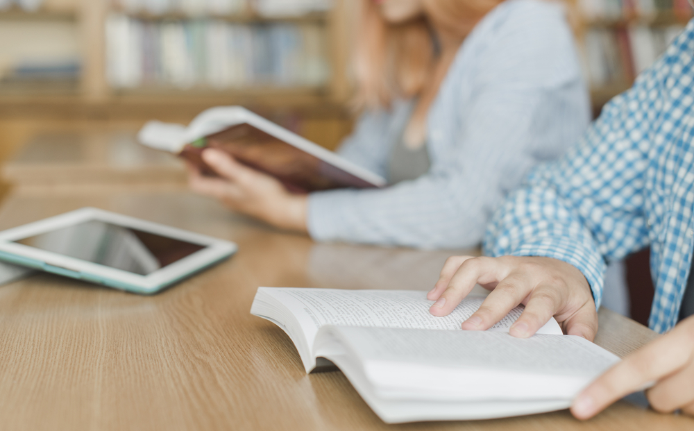 Twee mensen studeren in een bibliotheek