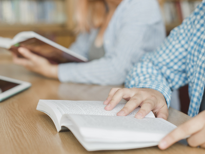 Twee mensen studeren in een bibliotheek