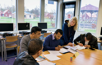 Statushouders volgen programma Voorbereiding op inburgering bij COA. Foto: COA / Inge van Mill