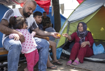 Youssef, a Kurdish-Iraqi from the city of Zakho, sits with his wife and kids outside their small tent in the Diavata reception site near Thessaloniki in northern Greece. The family crossed from Turkey into Greece via the Evros River. Foto: UNHCR/Socrates Baltagiannis 2018