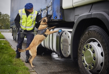 De Koninklijke Marechaussee controleert een vrachtwagen op een parkeerplaats, Eijsden. | Foto: Phil Nijhuis | Ministerie van Defensie, 2016