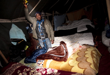 Slaapplaats migrant, die illegaal in Nederland is, in tentenkamp Osdorp. | Foto: Erixphotobook | Nationale Beeldbank