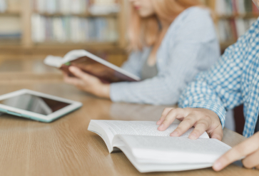 Twee mensen studeren in een bibliotheek